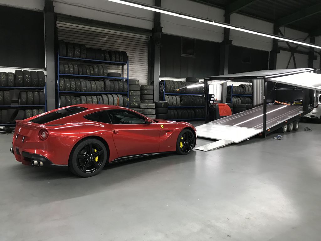 Begutachtung bei Fahrzeug Kauf Ferrari F12